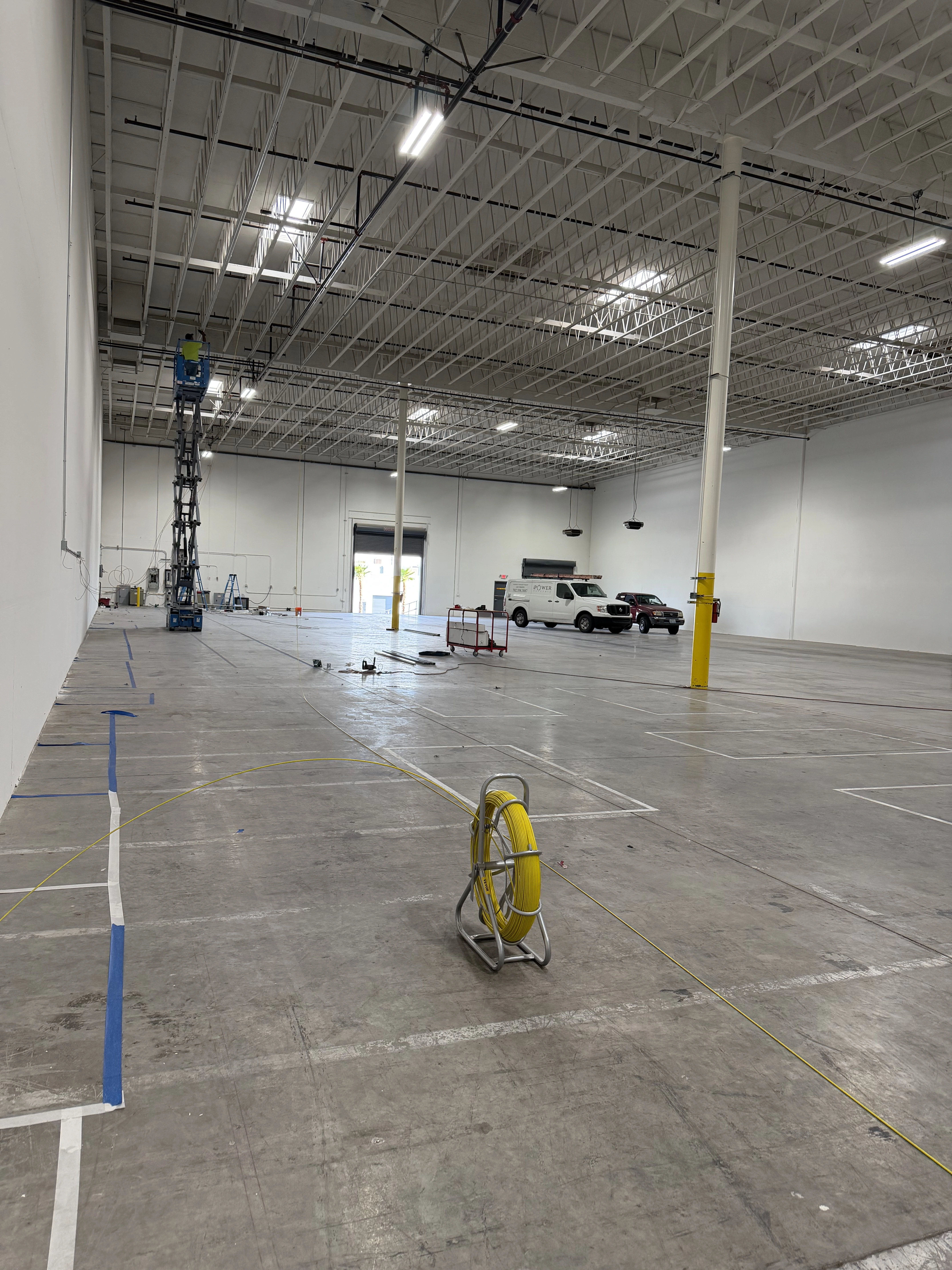 warehouse scissor lift